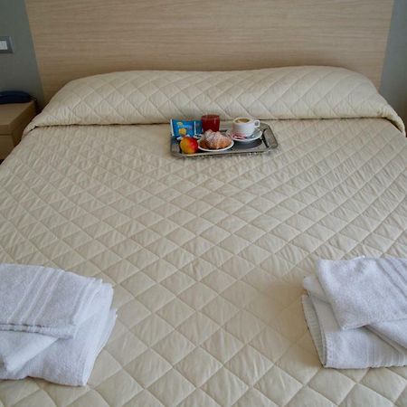 Hotel Etoile Римини Екстериор снимка