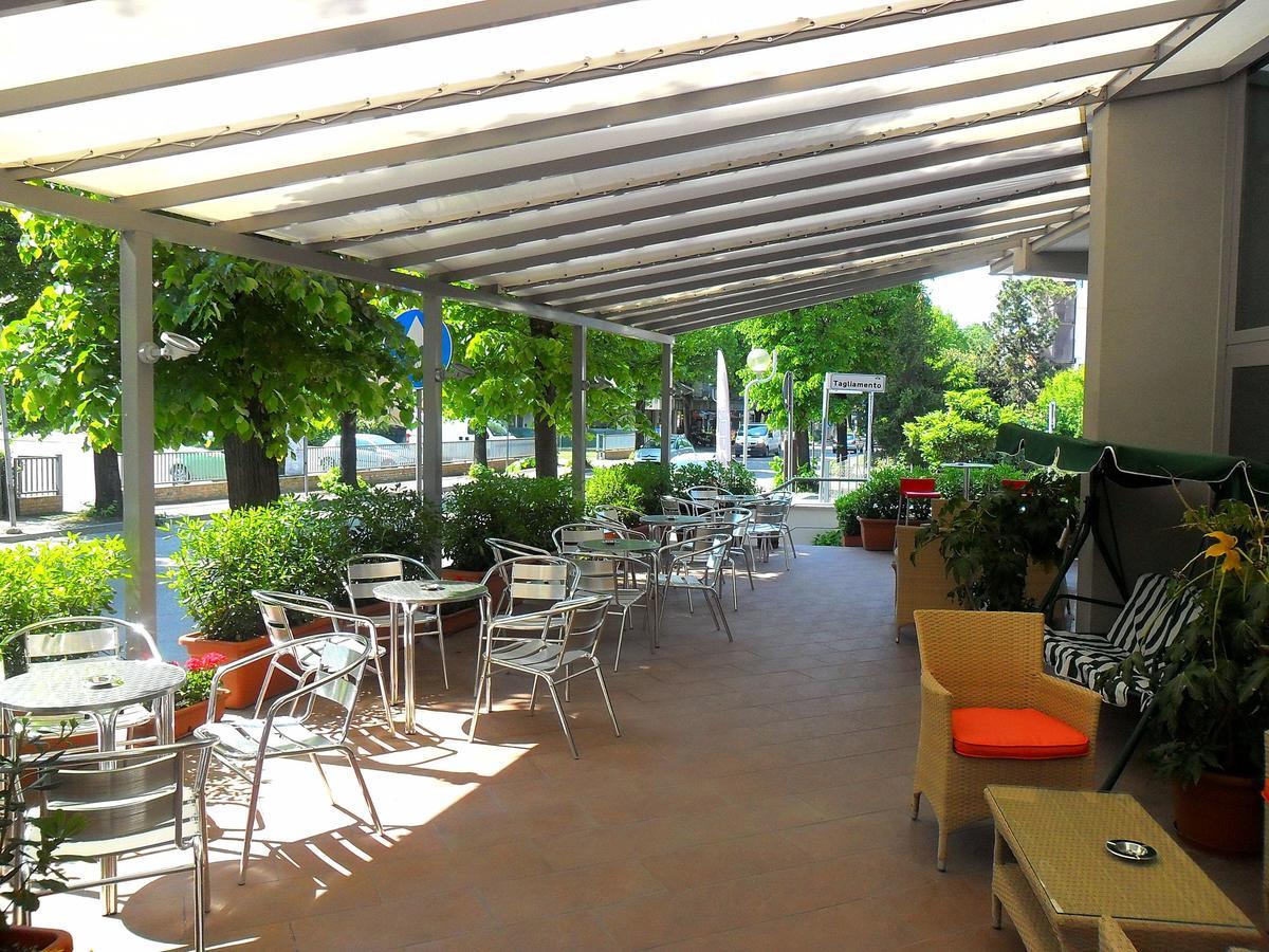 Hotel Etoile Римини Екстериор снимка