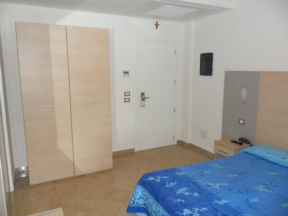 Hotel Etoile Римини Екстериор снимка