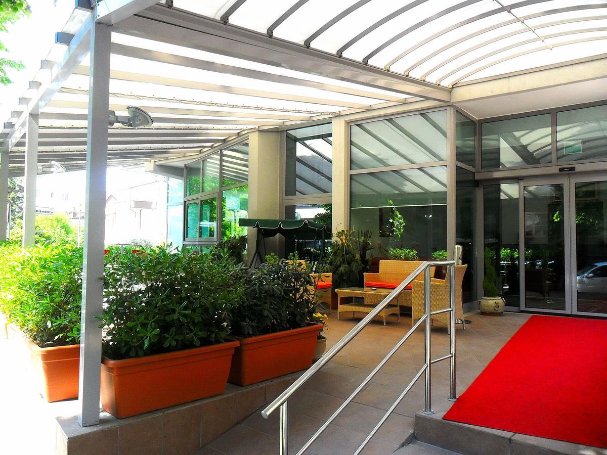 Hotel Etoile Римини Екстериор снимка