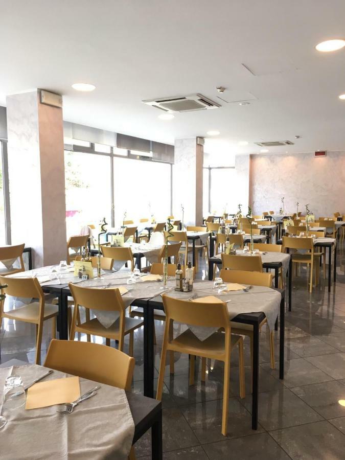 Hotel Etoile Римини Екстериор снимка