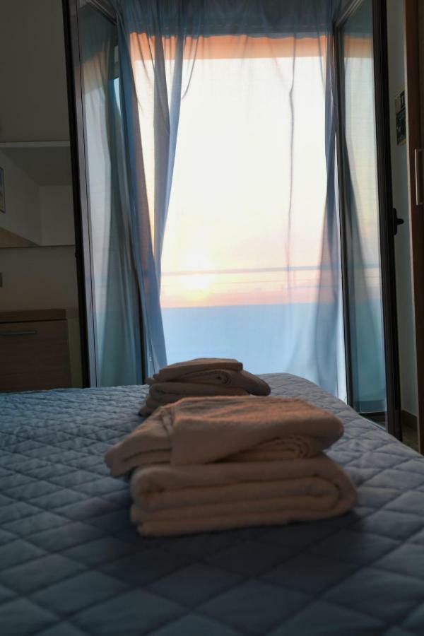 Hotel Etoile Римини Екстериор снимка