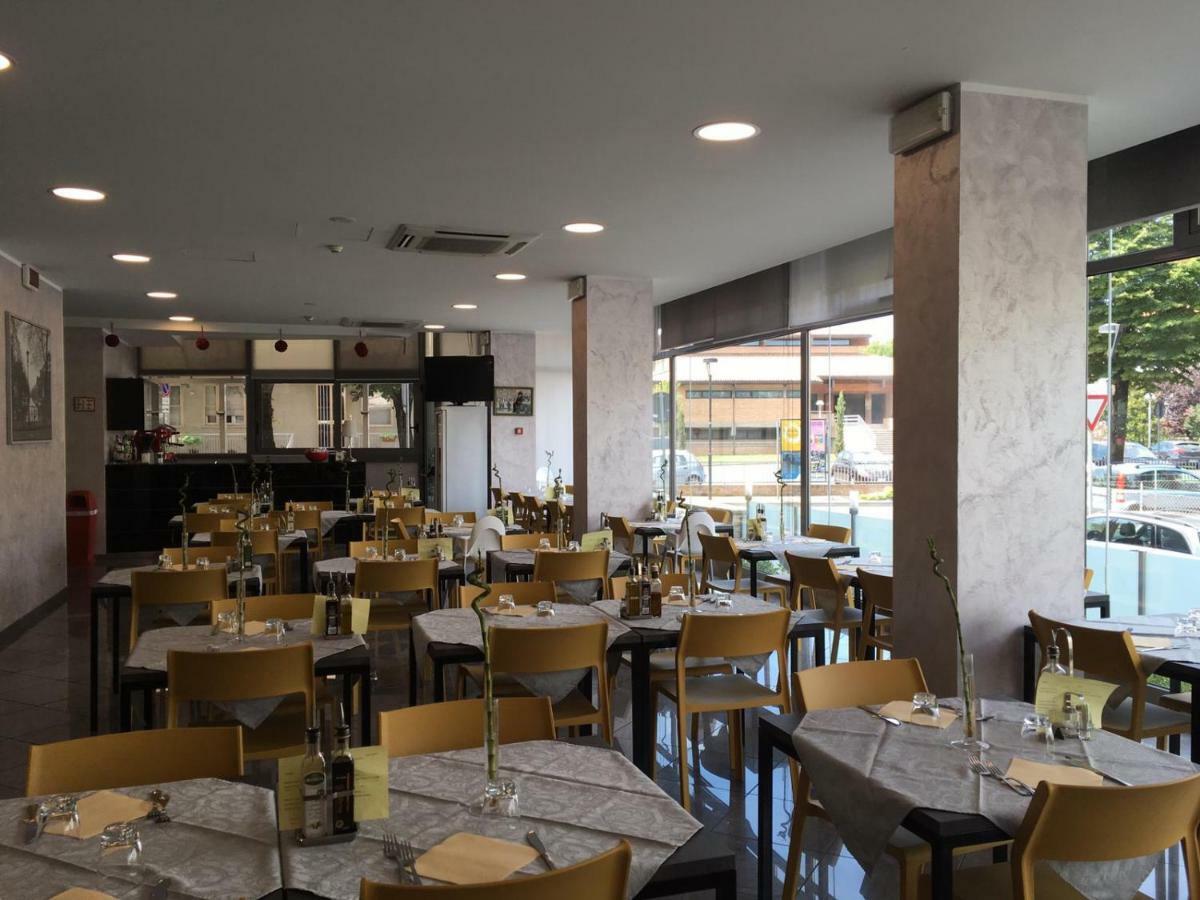 Hotel Etoile Римини Екстериор снимка