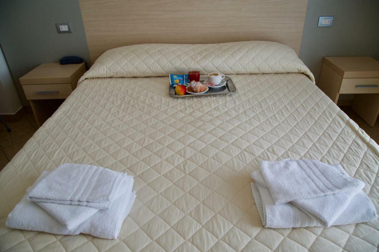 Hotel Etoile Римини Екстериор снимка