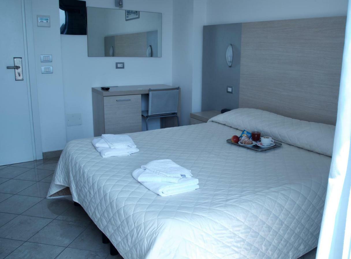 Hotel Etoile Римини Екстериор снимка